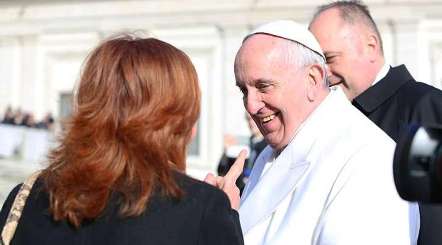 Imagen referencial / Mujer habla con el Papa Francisco en Audiencia General en el Vaticano. Foto: Daniel Ibáñez / ACI Prensa.?w=200&h=150