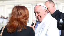 Imagen referencial / Mujer habla con el Papa Francisco en Audiencia General en el Vaticano. Foto: Daniel Ibáñez / ACI Prensa.
