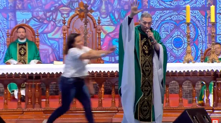 Famoso sacerdote sufre brutal ataque mientras presidía Misa por TV [VIDEO] 
