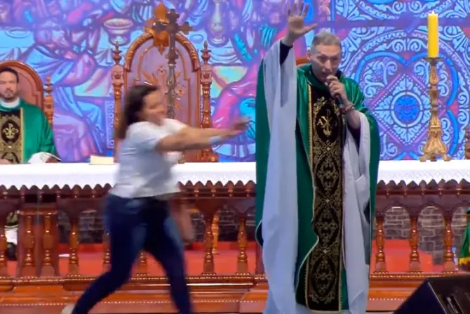 Famoso sacerdote sufre brutal ataque mientras presidía Misa por TV [VIDEO] 