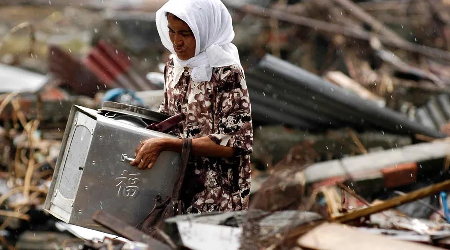 Mujer busca entre escombros de lo que fue su casa en Sumatra, Indonesia. Foto: U.S. Navy.?w=200&h=150