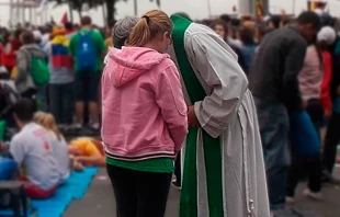 Una joven se confiesa. Foto: Walter Su00e1nchez Silva / ACI Prensa 