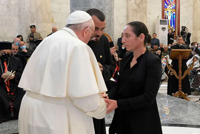 ISIS mató a su hijo, ella perdonó a los asesinos y conmovió al Papa en Irak