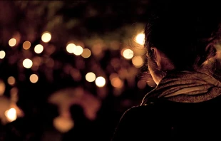 Mujer en oraciu00f3n (imagen referencial) Foto: Flickr Sam Javanrouh (CC-BY-NC-2.0) 