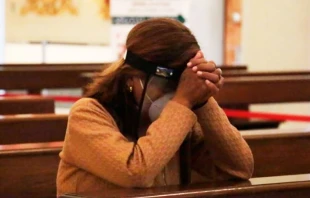 Una mujer con mascarilla reza en la Catedral de Piura. Cru00e9dito: Arzobispado de Piura 