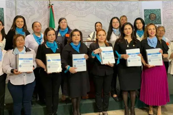 Mujeres exigen paz y rechazan violencia de feministas radicales en México
