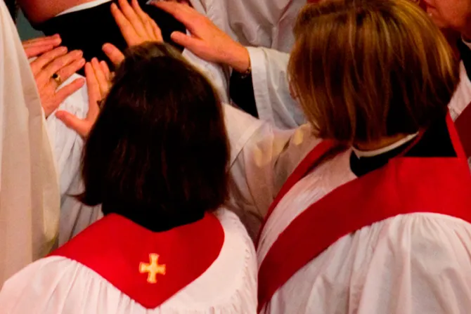 Iglesia anglicana adopta formalmente legislación que permite mujeres obispos