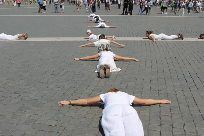 [FOTOS] ¿Por qué estas #MujeresdeBlanco hicieron una “cruz humana” en el Vaticano?