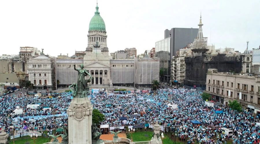 Una multitud se congregó este sábado ante el Congreso en Argentina. Crédito: Faro Films?w=200&h=150