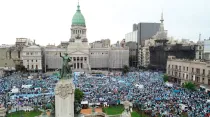 Una multitud se congregó este sábado ante el Congreso en Argentina. Crédito: Faro Films