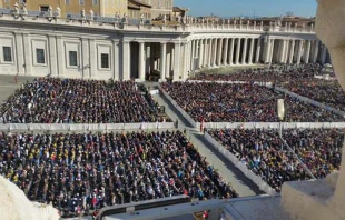 Multitud hoy en Plaza de San Pedro en Domingo de Ramos. Foto: ACI Prensa. 