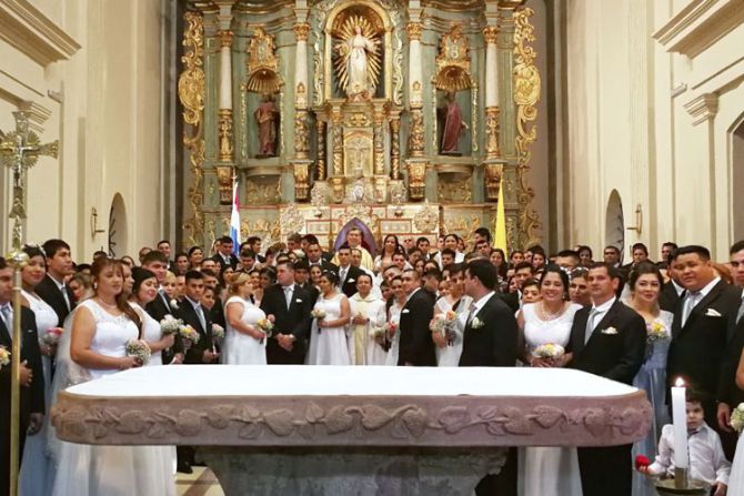Más de 100 parejas dejan la convivencia y se casan por la Iglesia en Paraguay