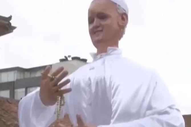 Escultura del Papa hecha con materiales reciclables sorprende a Colombia