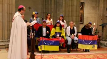 Mons. José Ignacio Munilla con un grupo de venezolanos. Foto: Facebook José Ignacio Munilla Aguirre
