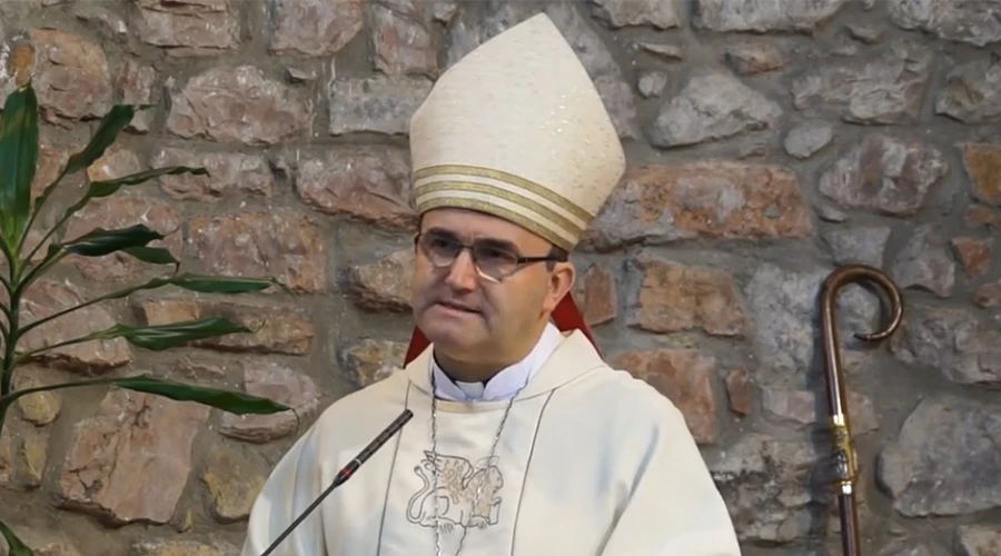 Mons. José Ignacio Munilla, Obispo de San Sebastián (España) durante la misa de desagravio en la capilla del cementerio de Polloe. Foto: Vídeo Diócesis de San Sebastián. ?w=200&h=150