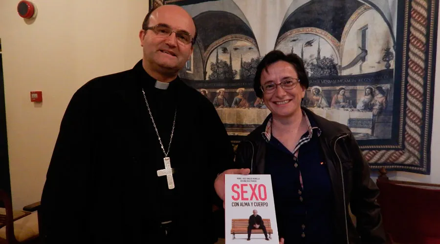 Mons. José Ignacio Munilla y Begoña Ruiz, autores del libro 'Sexo con alma y cuerpo'. Foto: ACI Prensa. ?w=200&h=150