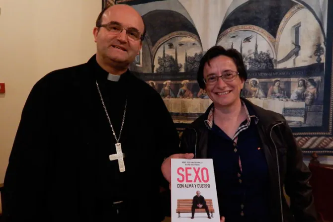 Obispo español presenta libro "Sexo, amar con alma y cuerpo"
