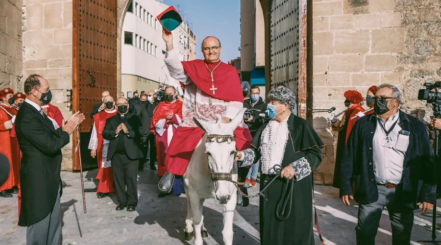 Mons. José Ignacio Munilla a lomo de la mula Bartola. Crédito: Diócesis de Orihuela - Alicante ?w=200&h=150