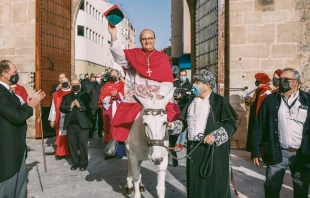 Mons. Josu00e9 Ignacio Munilla a lomo de la mula Bartola. Cru00e9dito: Diu00f3cesis de Orihuela - Alicante  