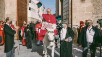 Mons. José Ignacio Munilla a lomo de la mula Bartola. Crédito: Diócesis de Orihuela - Alicante 