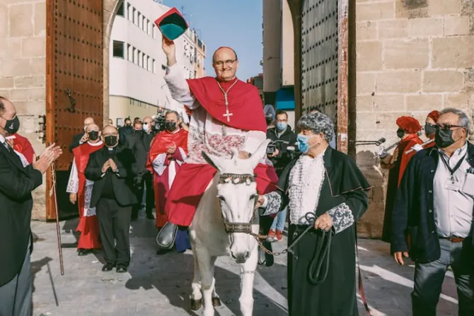 ¿Por qué este obispo llegó montado en una mula a su nueva diócesis?