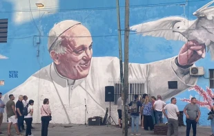 Mural del Papa Francisco en Lanu00fas. Cru00e9dito: Twitter de Mons. Marcelo Margni @maximargni 