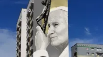 Mural de San Juan Pablo II en Stalowa Wola, Polonia. Crédito: Twitter de Lucjusz Nadberezny.