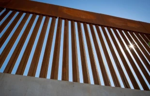 Muro fronterizo entre Mu00e9xico y Estados Unidos. Cru00e9dito: U.S. Customs and Border Protection photo by Jerry Glaser. 