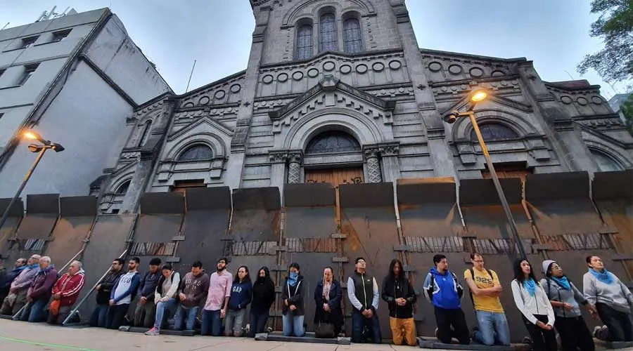 Fieles se congregaron en oración a los pies de iglesias de Ciudad de México, ante amenazas de feministas el 28 de septiembre de 2019. Crédito: David Ramos / ACI Prensa.?w=200&h=150