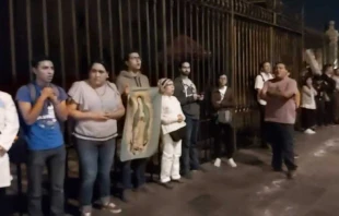 Fieles de ju00f3venes y mayores se reunieron al frente de la Catedral de Mu00e9xico para protegerla pacu00edficamente de amenaza de ataque de feministas. Cru00e9dito: Cortesu00eda Agencia Catu00f3lica de Noticias. 