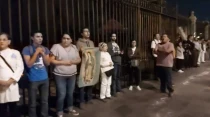 Fieles de ju00f3venes y mayores se reunieron al frente de la Catedral de Mu00e9xico para protegerla pacu00edficamente de amenaza de ataque de feministas. Cru00e9dito: Cortesu00eda Agencia Catu00f3lica de Noticias.