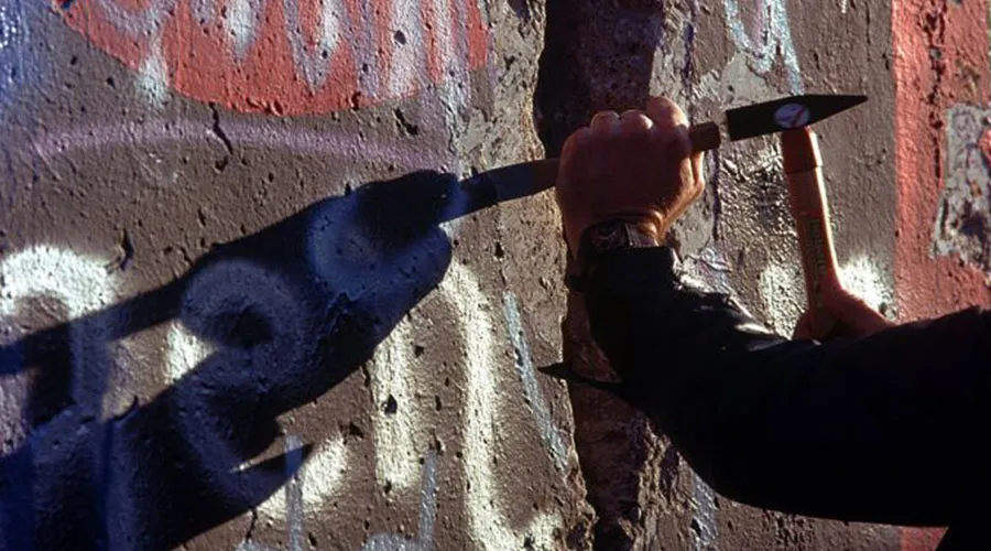 Alemán occidental saca un fragmento del Muro de Berlín como souvenir, en noviembre de 1989. Foto: Departamento de Defensa de Estados Unidos.?w=200&h=150
