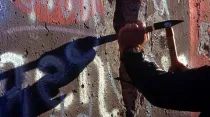 Alemán occidental saca un fragmento del Muro de Berlín como souvenir, en noviembre de 1989. Foto: Departamento de Defensa de Estados Unidos.