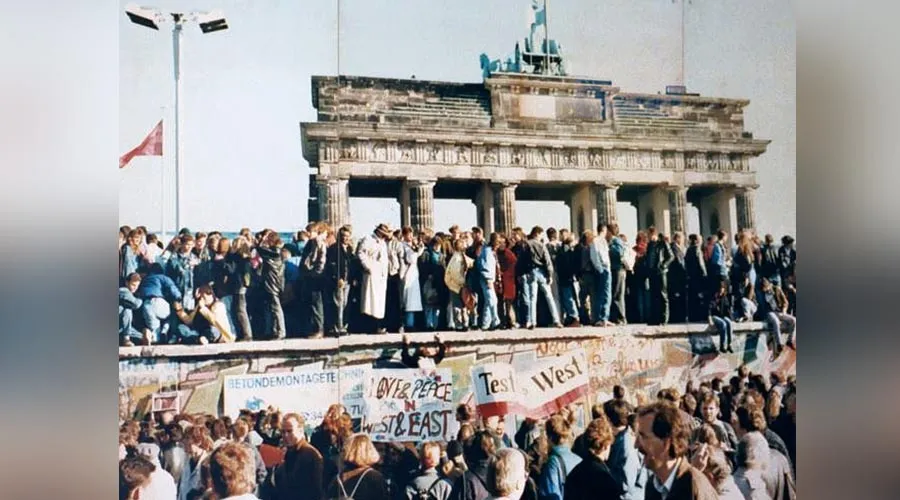 Multitud celebra caída del Muro de Berlín. Foto: Lear 21 / en.wikipedia (CC BY-SA 3.0)?w=200&h=150