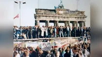 Multitud celebra caída del Muro de Berlín. Foto: Lear 21 / en.wikipedia (CC BY-SA 3.0)