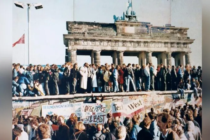 Papa Francisco: San Juan Pablo II tuvo rol vital en caída del Muro de Berlín