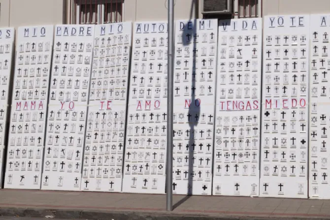 Levantan #MuroDeBlanco por la vida ante simposio sobre “derecho al aborto” en Chile