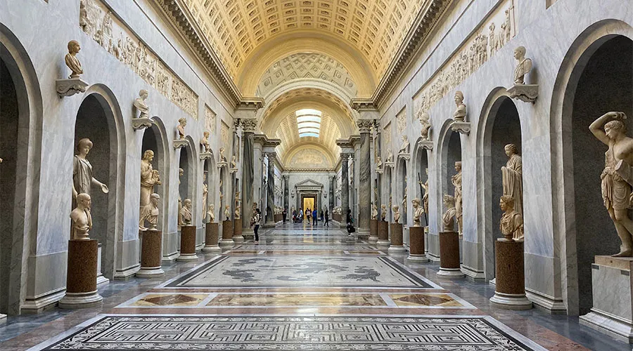 ¿Qué está prohibido hacer dentro de los Museos Vaticanos?