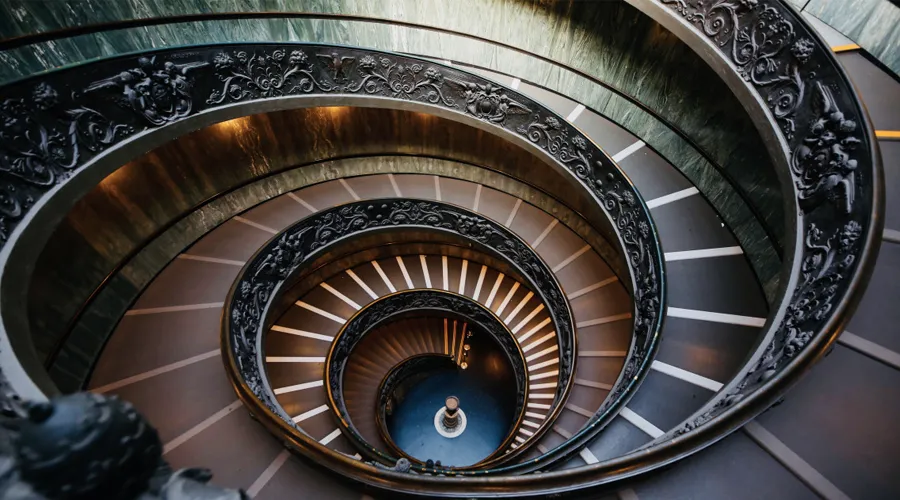 Escalera en el interior de los Museos Vaticanos. Foto: Daniel Ibáñez / ACI Prensa