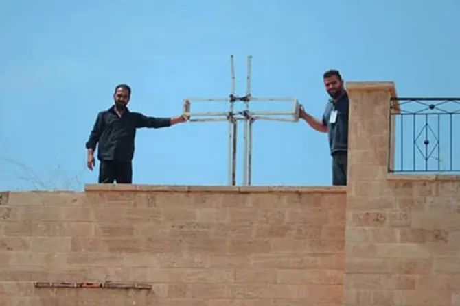 Jóvenes musulmanes ayudan a arreglar monasterio católico atacado por ISIS en Irak