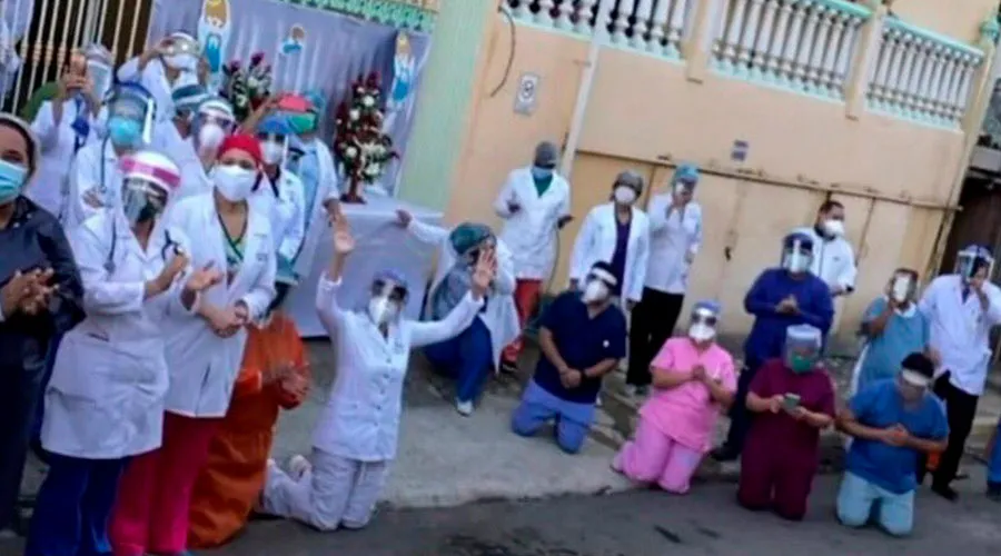 VIRAL: Santísimo Sacramento es recibido de rodillas por médicos en hospitales