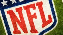 Emblema de la Liga Nacional de Fútbol de Estados Unidos (NFL). Crédito: Adrian Curiel / Unsplash.