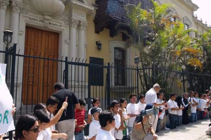 Católicos defienden Nunciatura con "fuerza del Rosario" ante hostilidad homosexual