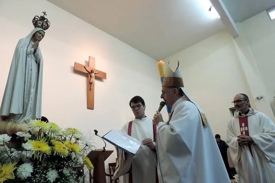 Mons. Ariel Torrado Mosconi en Parroquia Nuestra Señora de Fátima / Foto: Facebook Diócesis 9 de Julio