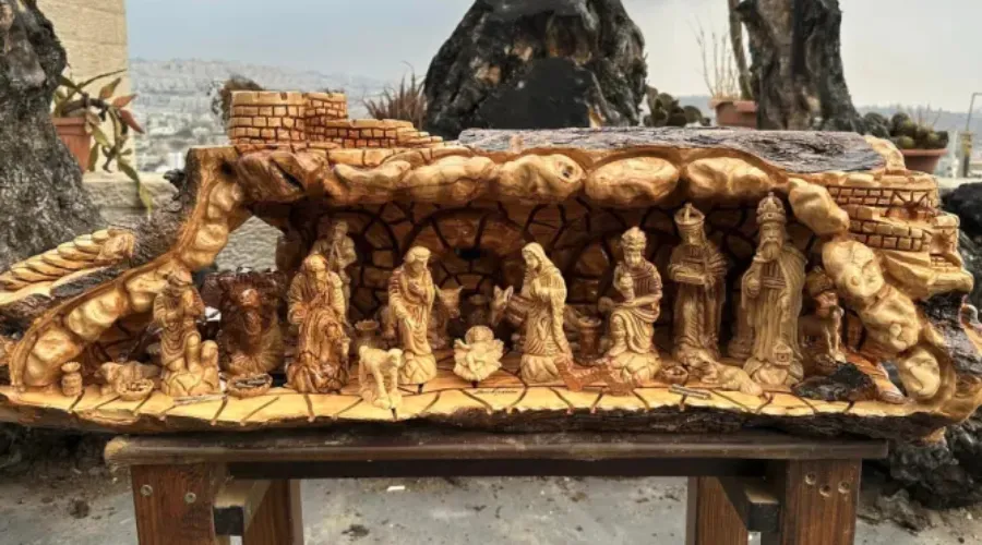Nacimiento tallado en madera de olivo por el taller de los hermanos Zakharia en Belén. Crédito: Hermanos Zakharia?w=200&h=150