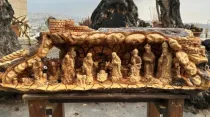 Nacimiento tallado en madera de olivo por el taller de los hermanos Zakharia en Belén. Crédito: Hermanos Zakharia