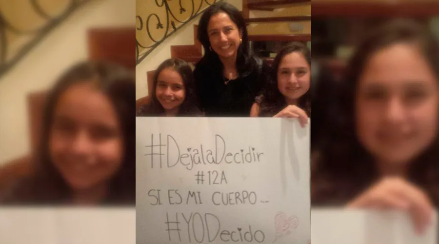 Nadine Heredia y sus hijas con cartel pro aborto. Foto: Twitter de Nadine Heredia.?w=200&h=150