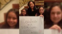 Nadine Heredia y sus hijas con cartel pro aborto. Foto: Twitter de Nadine Heredia.