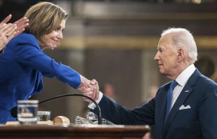 Nancy Pelosi saluda al tambiu00e9n catu00f3lico Joe Biden. Cru00e9dito: Adam Schultz / White House. 