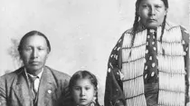 Black Elk, su hija Lucy Black Elk y su esposa Anna Brings White / Crédito: Dominio publico.